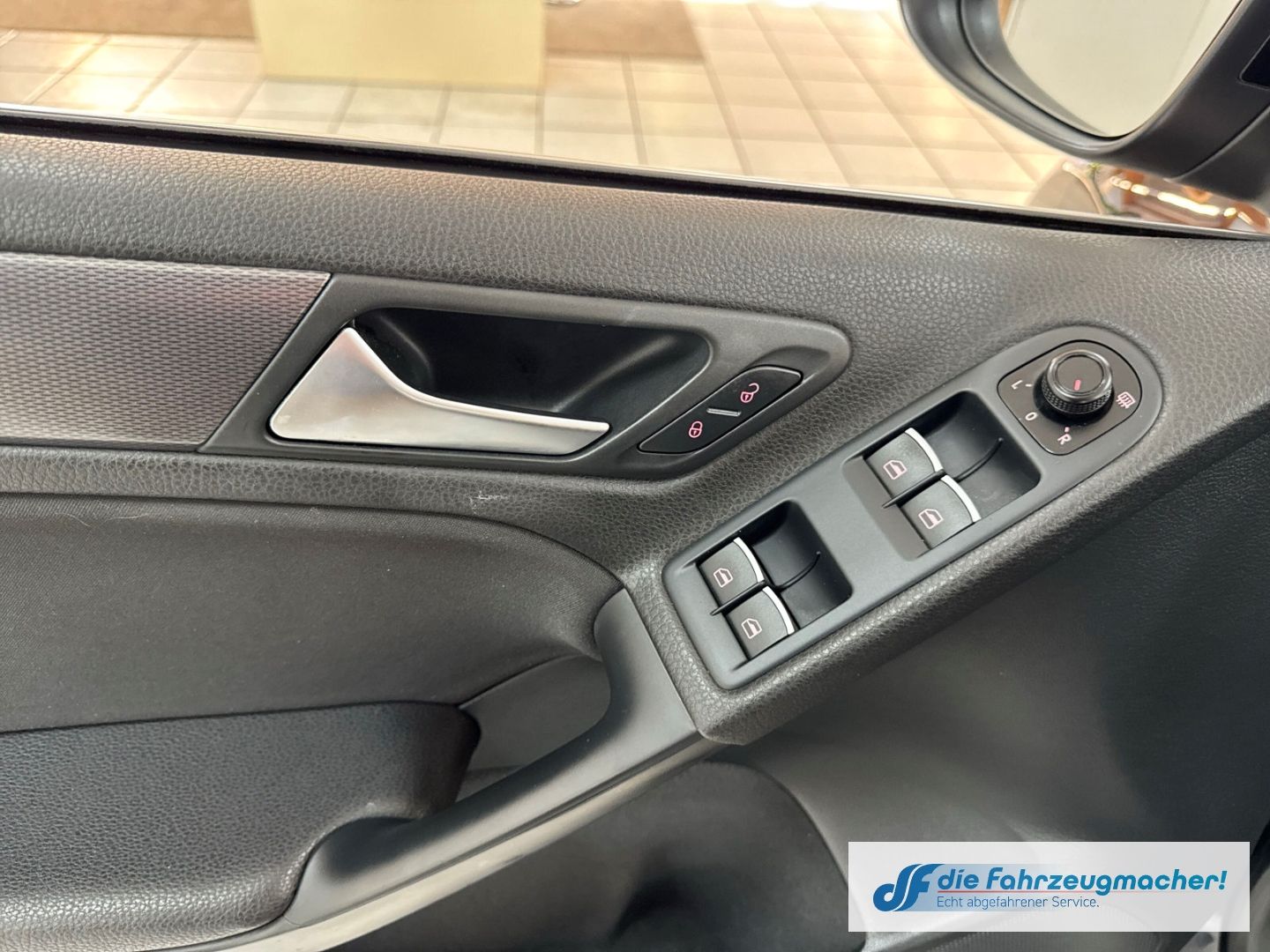 Fahrzeugabbildung Volkswagen Golf VI Cabriolet Lounge BMT Navi Dyn. Kurvenlic
