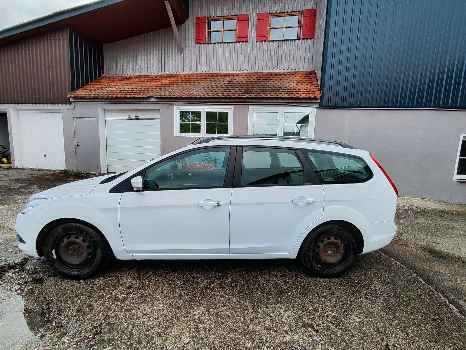 Ford Focus 2011 — вигляд ззаду