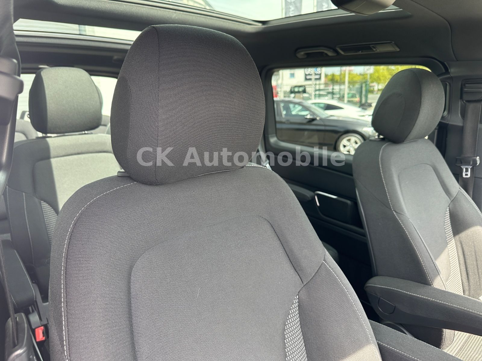 Fahrzeugabbildung Mercedes-Benz V300d EDITION 4Matic AMG-Line/7 Sitze/Pano/LED