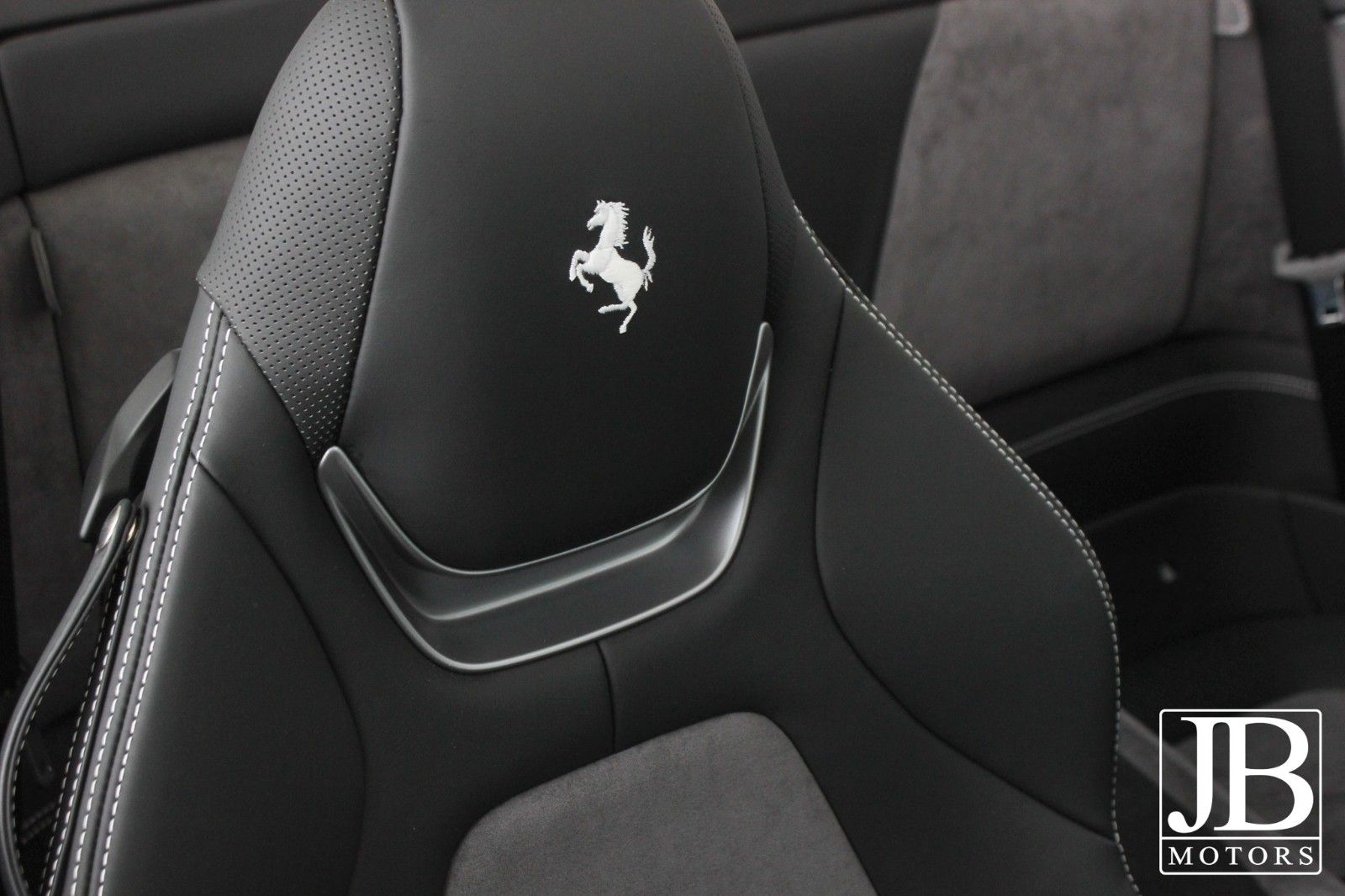 Fahrzeugabbildung Ferrari Portofino LED Beifahrer Display Alcantara