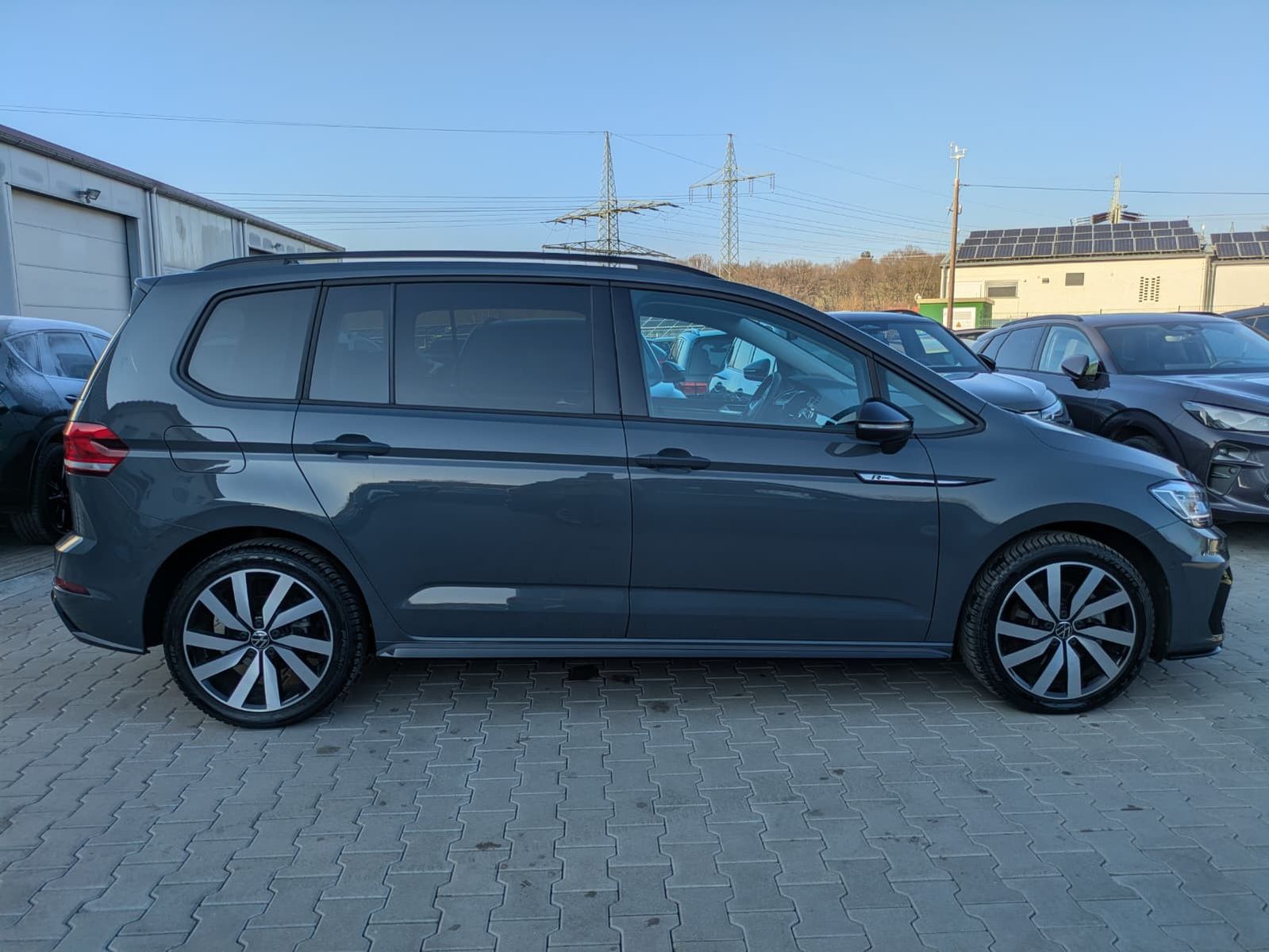 Fahrzeugabbildung Volkswagen Touran 2.0 DSG R-Line High BLACK Pano 7Si IQ AHK