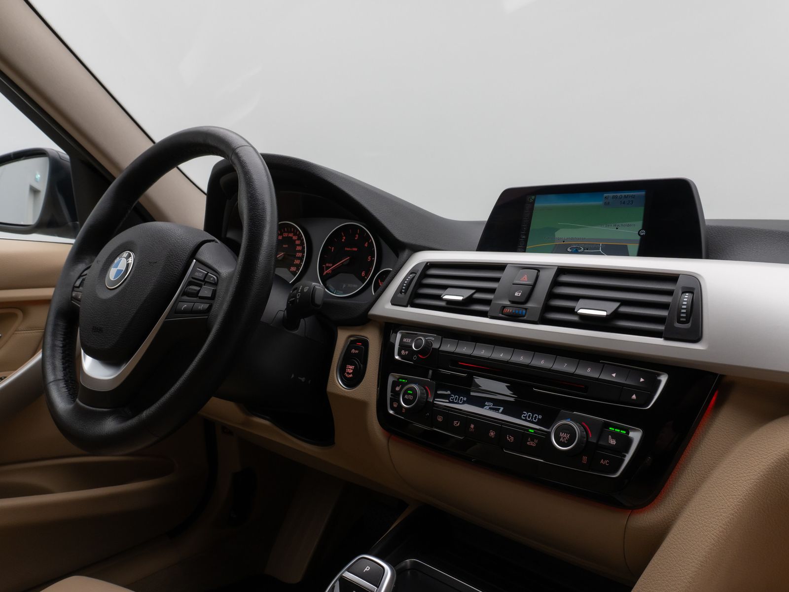 Fahrzeugabbildung BMW 320d xD PDC HUD Lenkrhzg Stop&Go Alarm Komfort