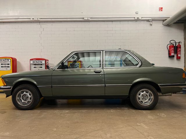 BMW 323i (E21)