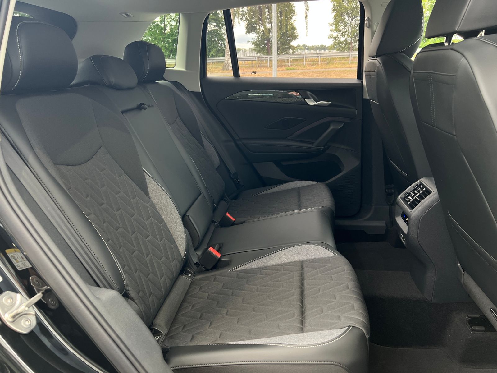 Fahrzeugabbildung Volkswagen Tiguan  ENERGY 2.0 TDI DSG *AHK, Navi, Ganzjahre