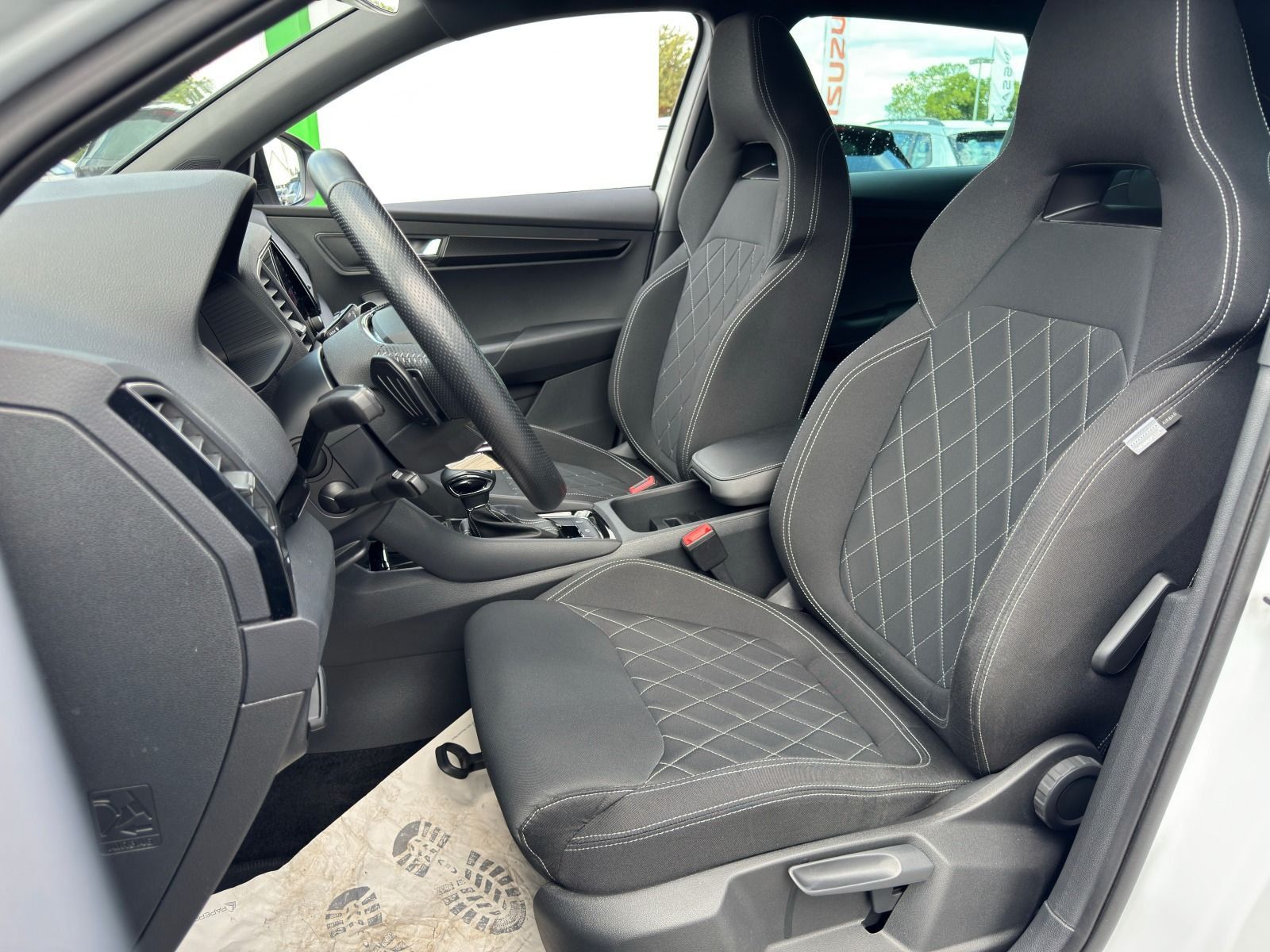 Fahrzeugabbildung SKODA Karoq Sportline 1.5TSI DSG*RFK*AHK*SideAss*eHeck