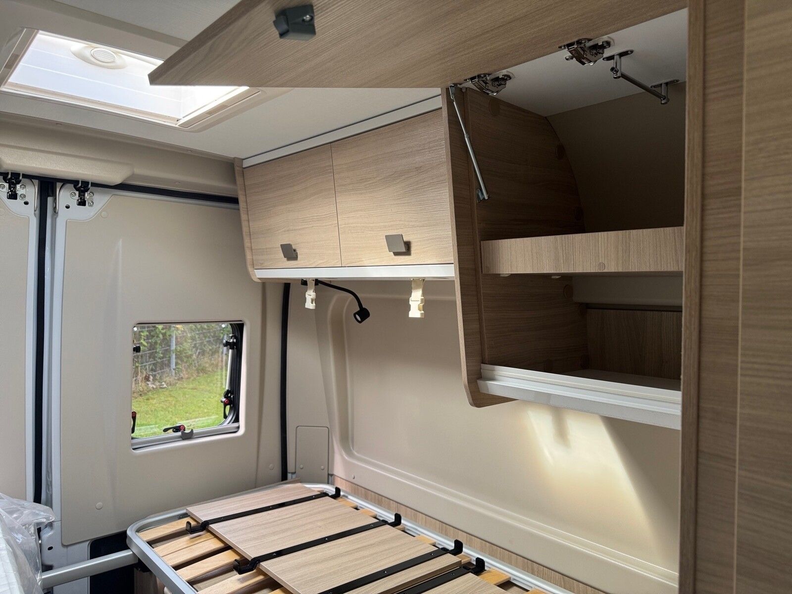 Fahrzeugabbildung Forster Livin Up FV599EBL Aktion! / Pioneer DAB, Markise