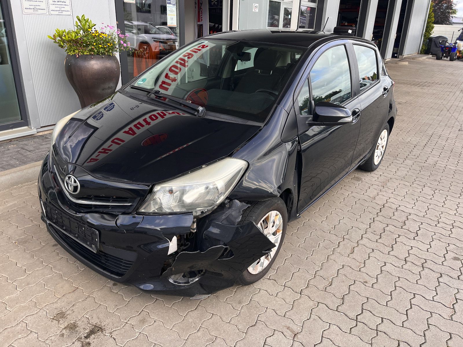 Fahrzeugabbildung Toyota Yaris Life Automatik / Frontschaden