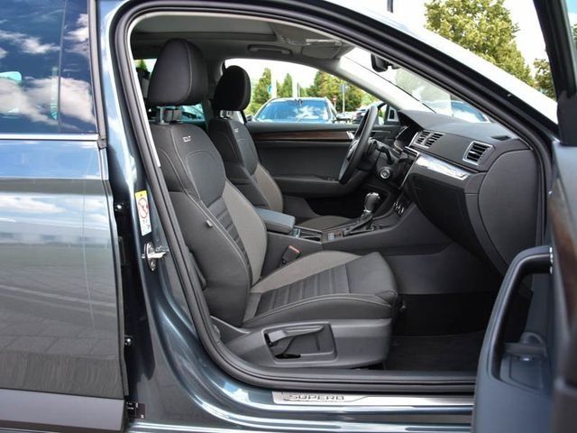 Fahrzeugabbildung SKODA Superb Combi Scout 2,0l TDI 147 kW 4x4 DSG + PDC