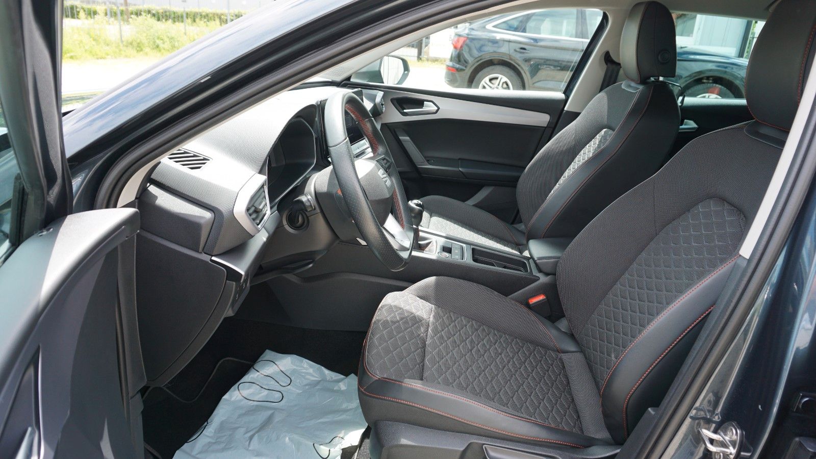 Fahrzeugabbildung SEAT Leon FR, SEAT Garantie, Navi, Sportfahrwerk, LED