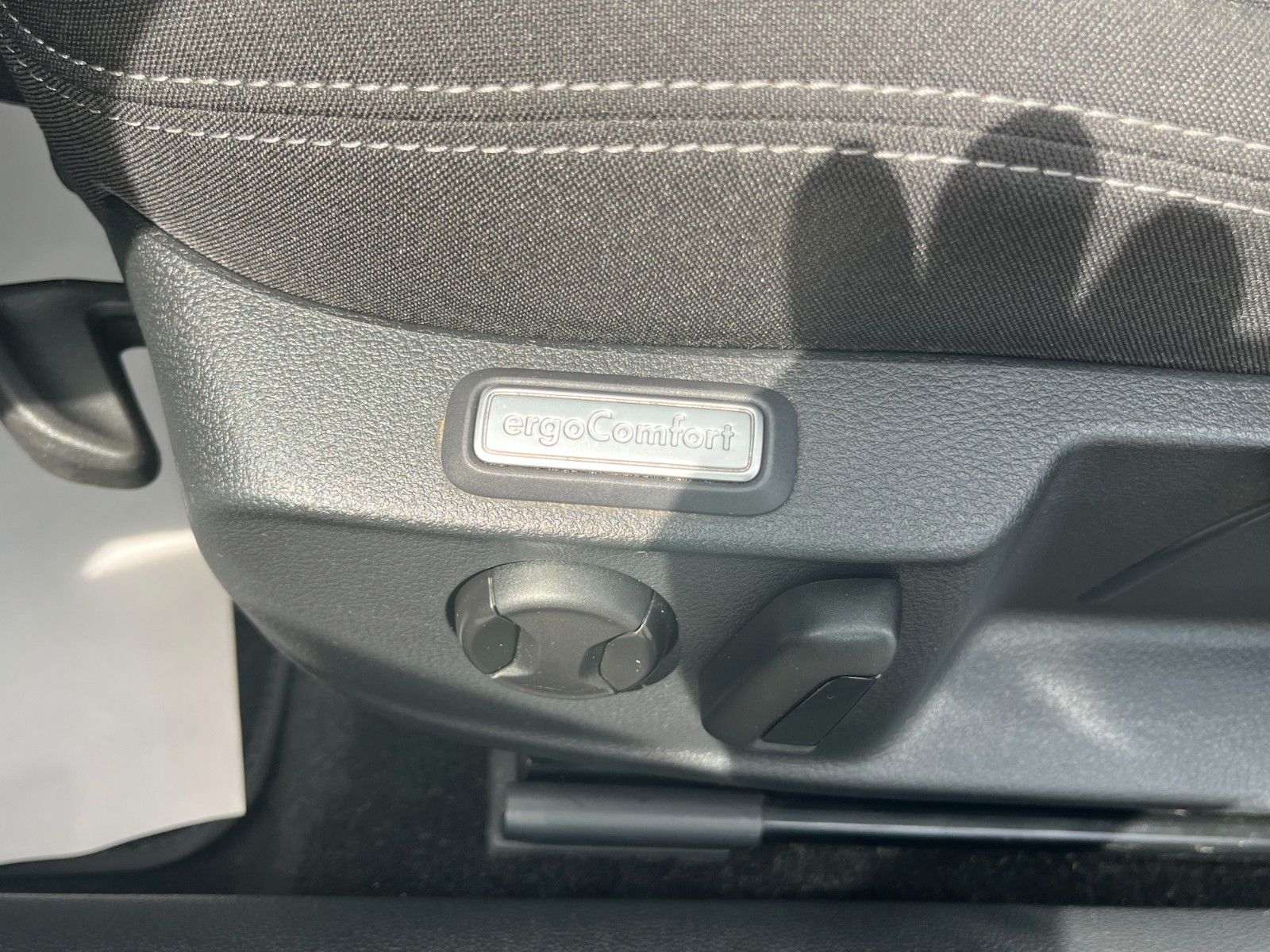 Fahrzeugabbildung Volkswagen Passat Variant 2.0 TDI Aut. Business Navi AHK AC