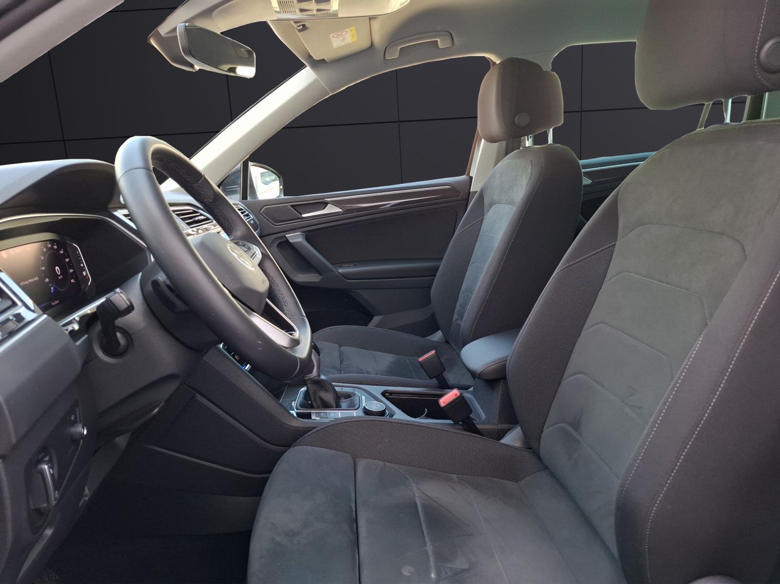 Fahrzeugabbildung Volkswagen Tiguan TDI Elegance 4M STH Matrix AHK Navi AID A