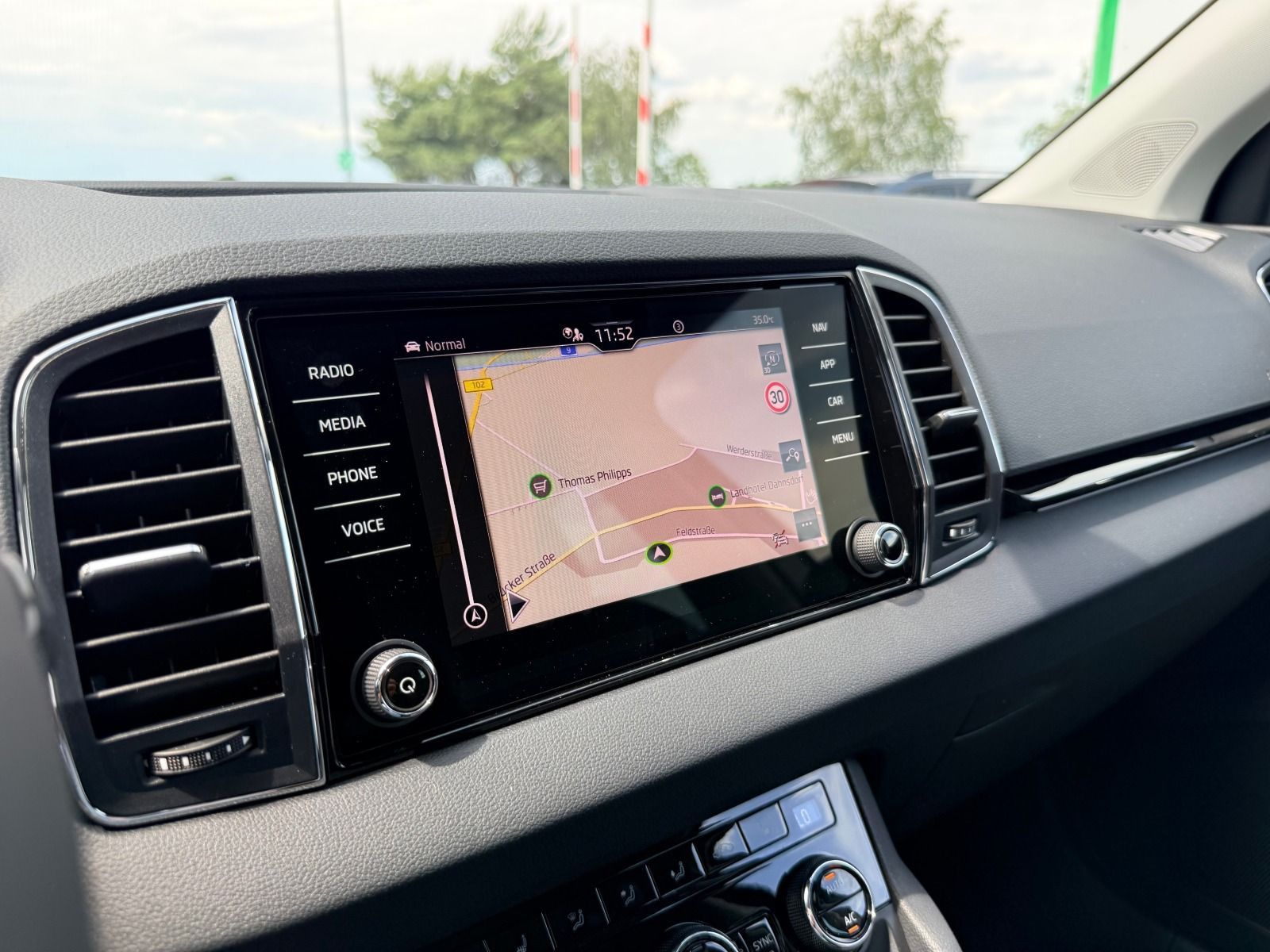 Fahrzeugabbildung SKODA Karoq Tour 1.5 TSI DSG*AHK*360°Cam*behFro*eHeck