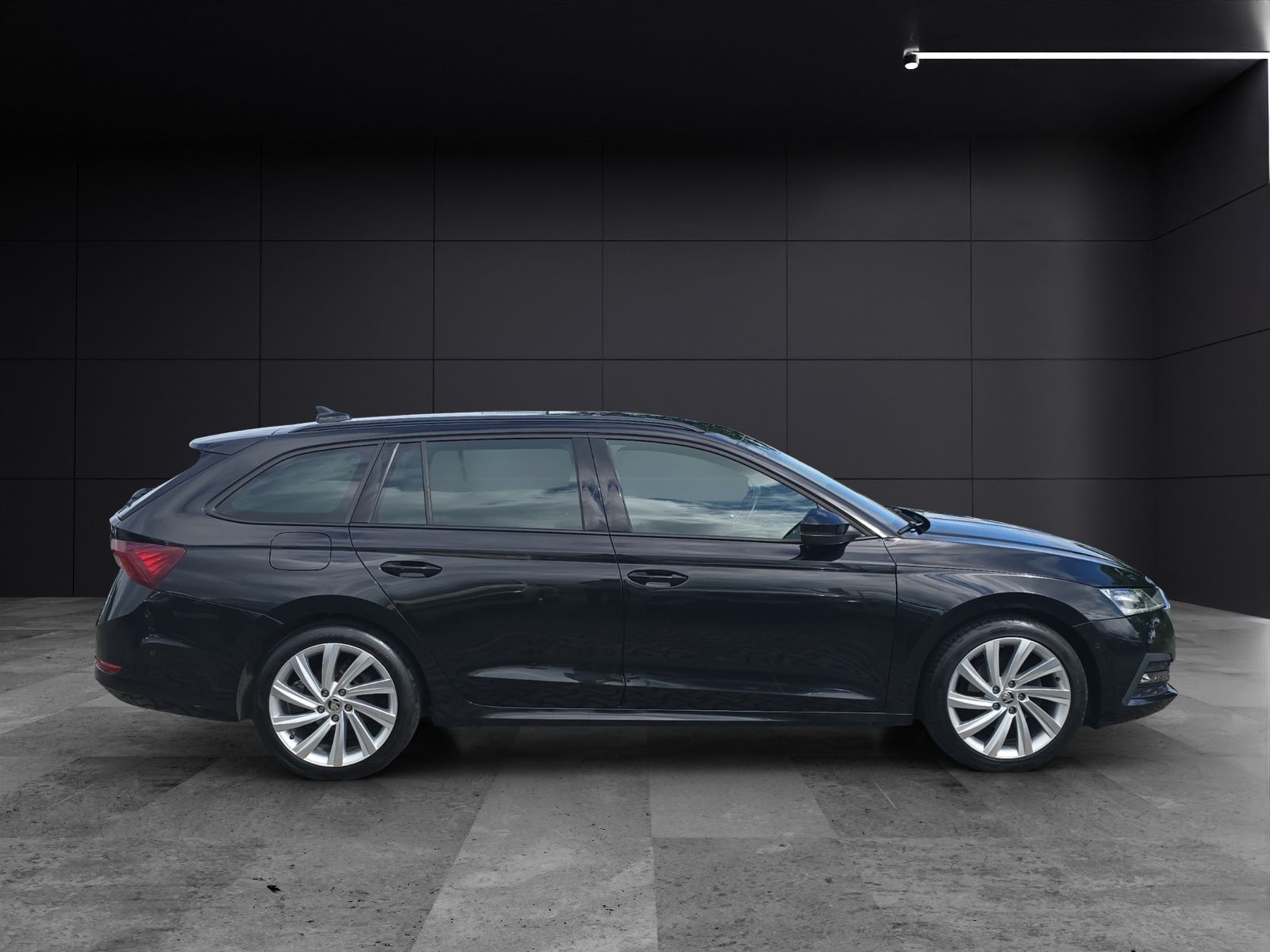 Fahrzeugabbildung SKODA Octavia Combi Ambition Matrix Navi AHK GRA SHZ