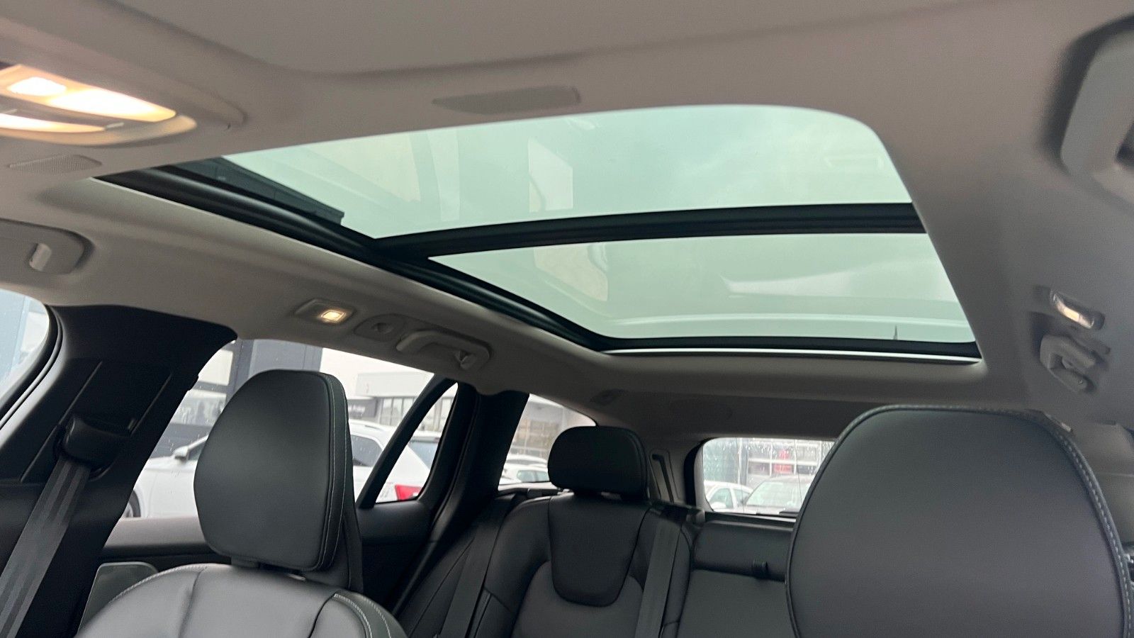 Fahrzeugabbildung Volvo V60 B4 CC Ultimate AWD*B&W*360°*SH*Massage*