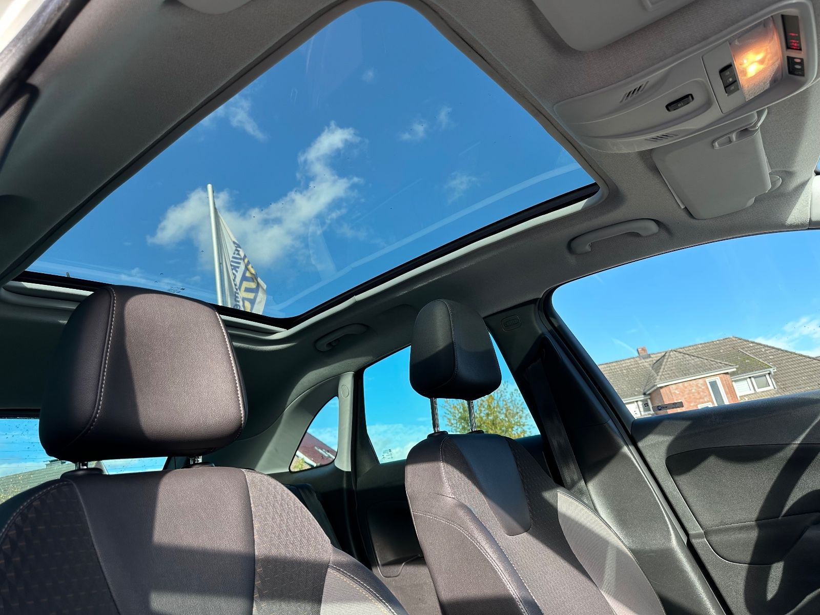 Fahrzeugabbildung Opel Crossland 1.6 D Edition AHK/Pano/LED/Keyless/GRA