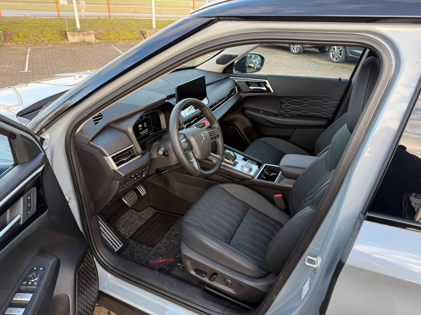 Fahrzeugabbildung Mitsubishi Outlander Plug-in TOP- Black Line