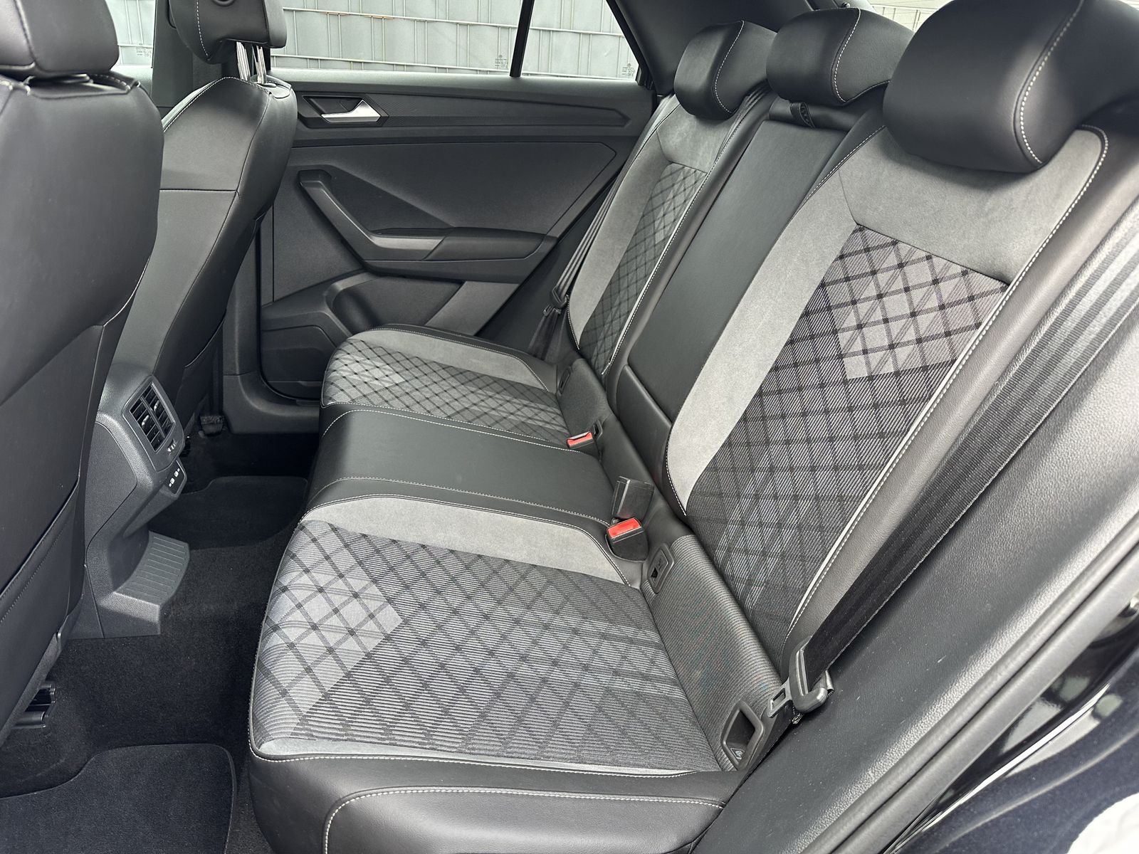 Fahrzeugabbildung Volkswagen T-Roc 2.0 TSI DSG R-Line Black 4M NAV+LED+AHK+VC