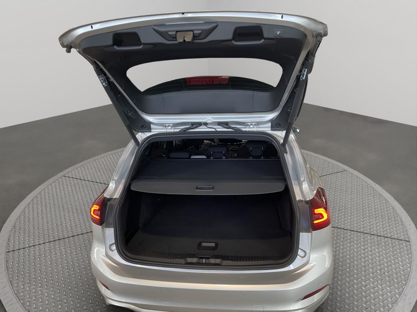 Fahrzeugabbildung Ford Focus Turnier ST-Line X HUD AHK-abnehmbar Navi
