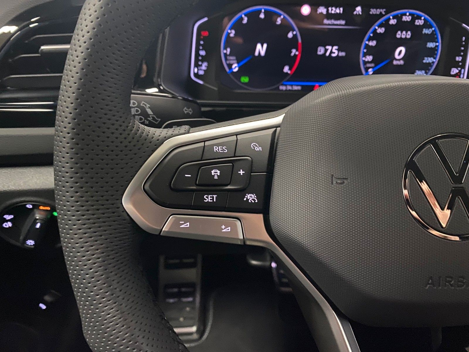 Fahrzeugabbildung Volkswagen T-Roc 2.0 TSI DSG 4MOTION R-Line+AHK+Black Style