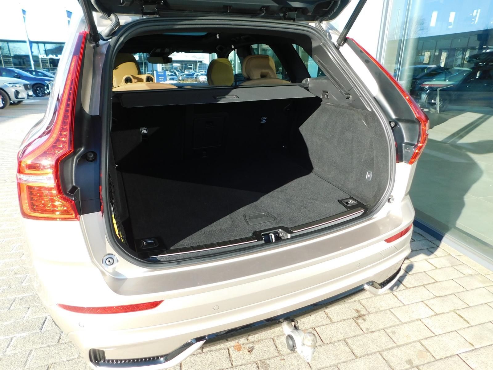 Fahrzeugabbildung Volvo XC60 B5 B AWD Plus Dark "Panoramadach, AHK"