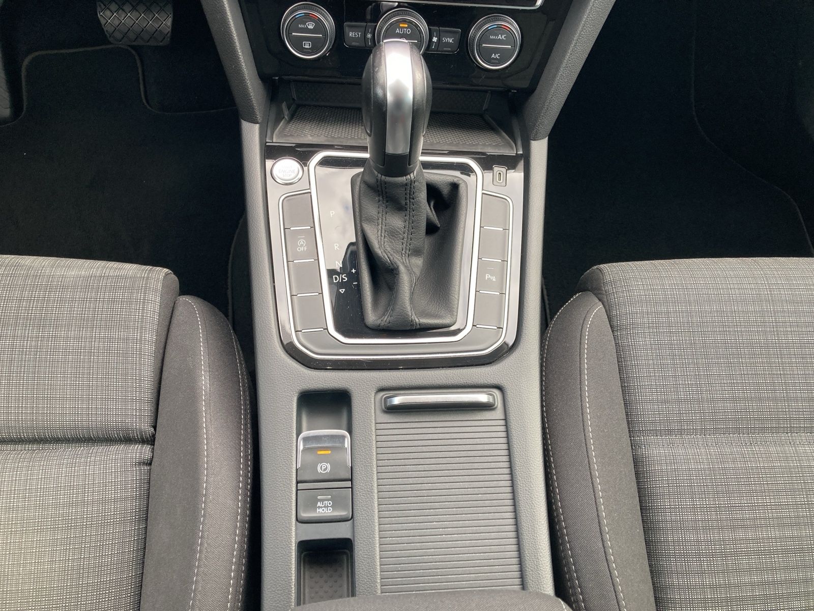 Fahrzeugabbildung Volkswagen Passat Variant BUSINESS TSI DSG LED Navi ACC SH