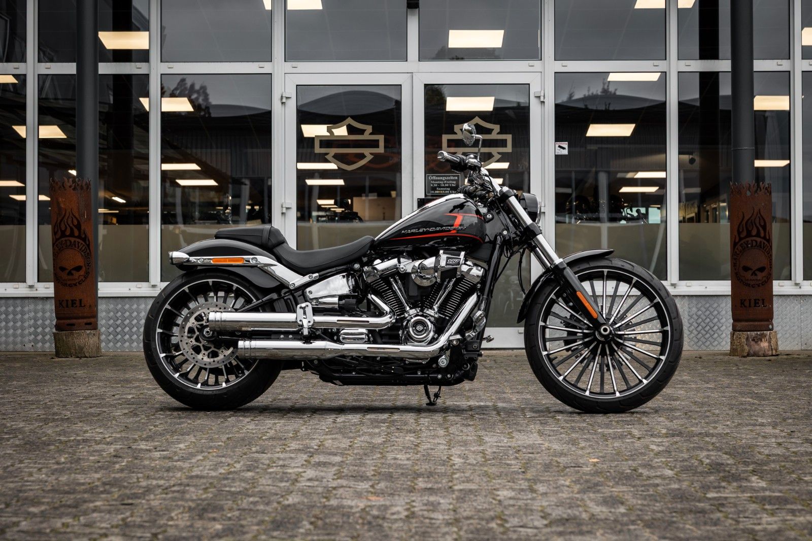 Fahrzeugabbildung Harley-Davidson FXBR Breakout 117 cui MY24 - JEKILL & HYDE