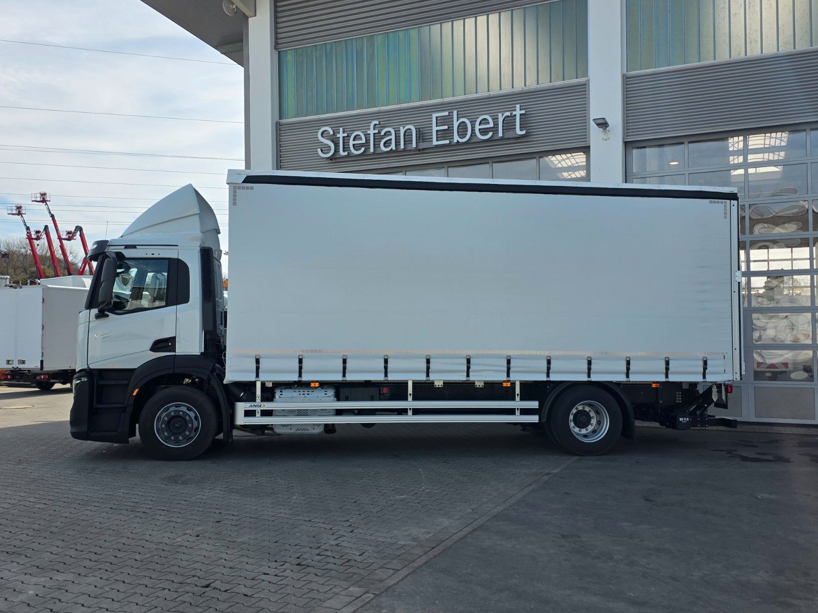Fahrzeugabbildung Iveco S-Way AD190S40/P LBW Bär 2.000kg Spoiler