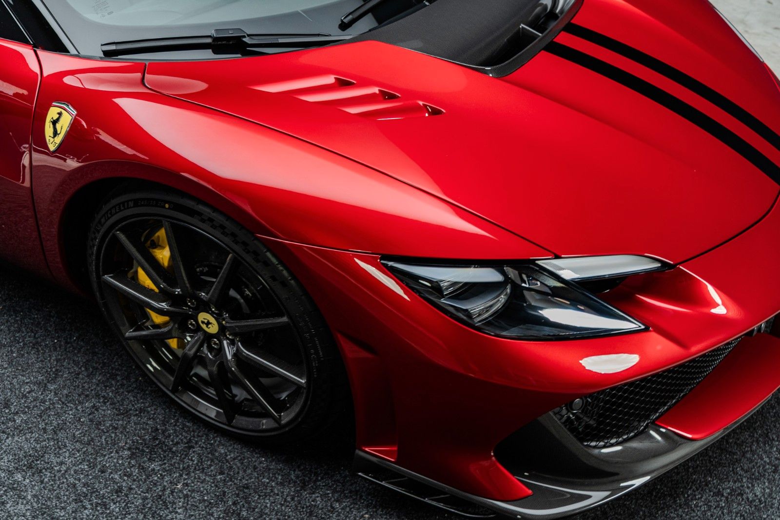 Fahrzeugabbildung Ferrari 296 GTB Speciale + Carbon + Lipstick Red + Lift