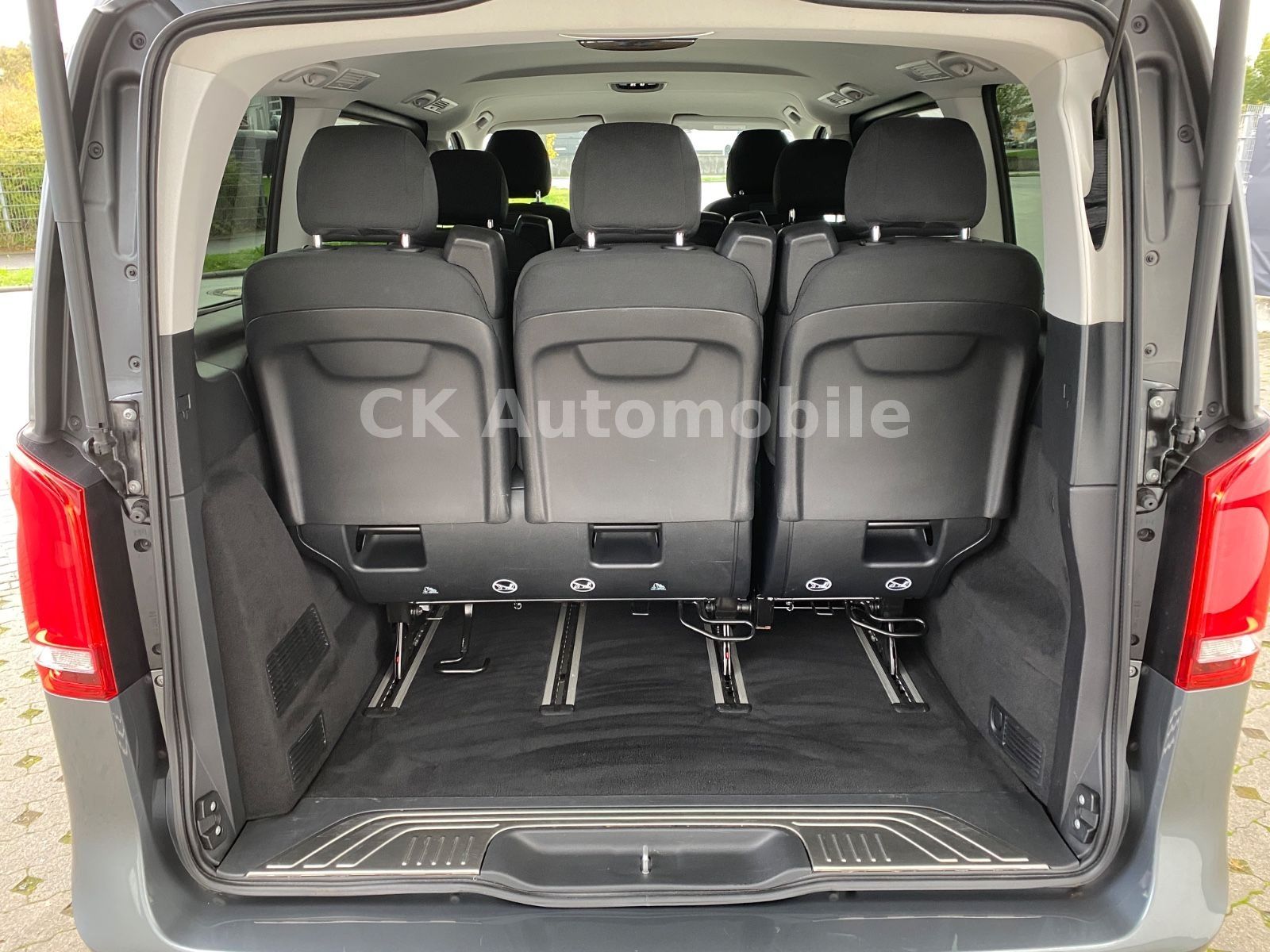 Fahrzeugabbildung Mercedes-Benz V 300d 4Matic Kompakt/AMG-Line/8 Sitze/360°/AHK
