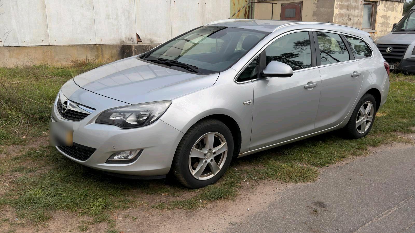 Opel Astra 2011 — вигляд ззаду