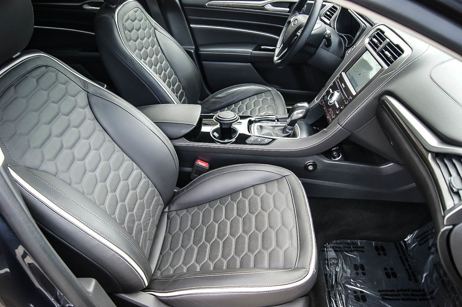 Fahrzeugabbildung Ford Mondeo Turnier 2.0 Hybrid Vignale 1.HAND ANHÄNZV