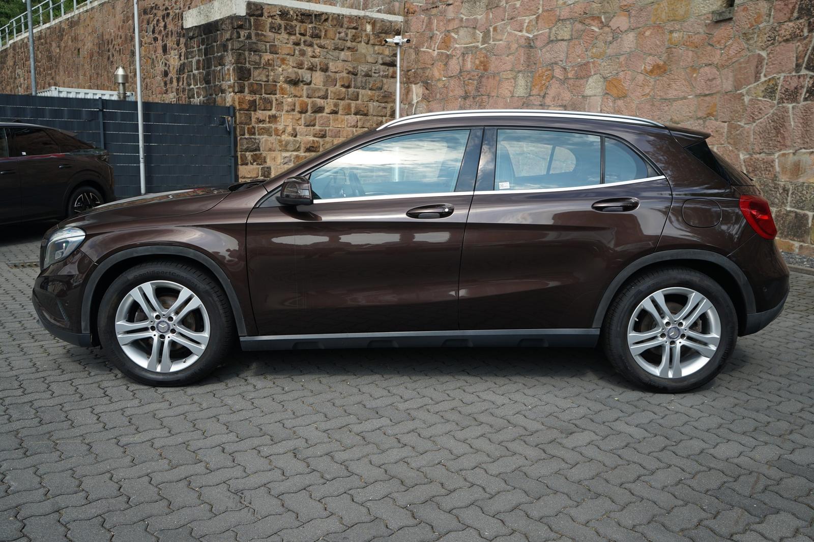 Mercedes-Benz GLA 200 Standard Bi-Xenon Sitzheizung Kamera PDC