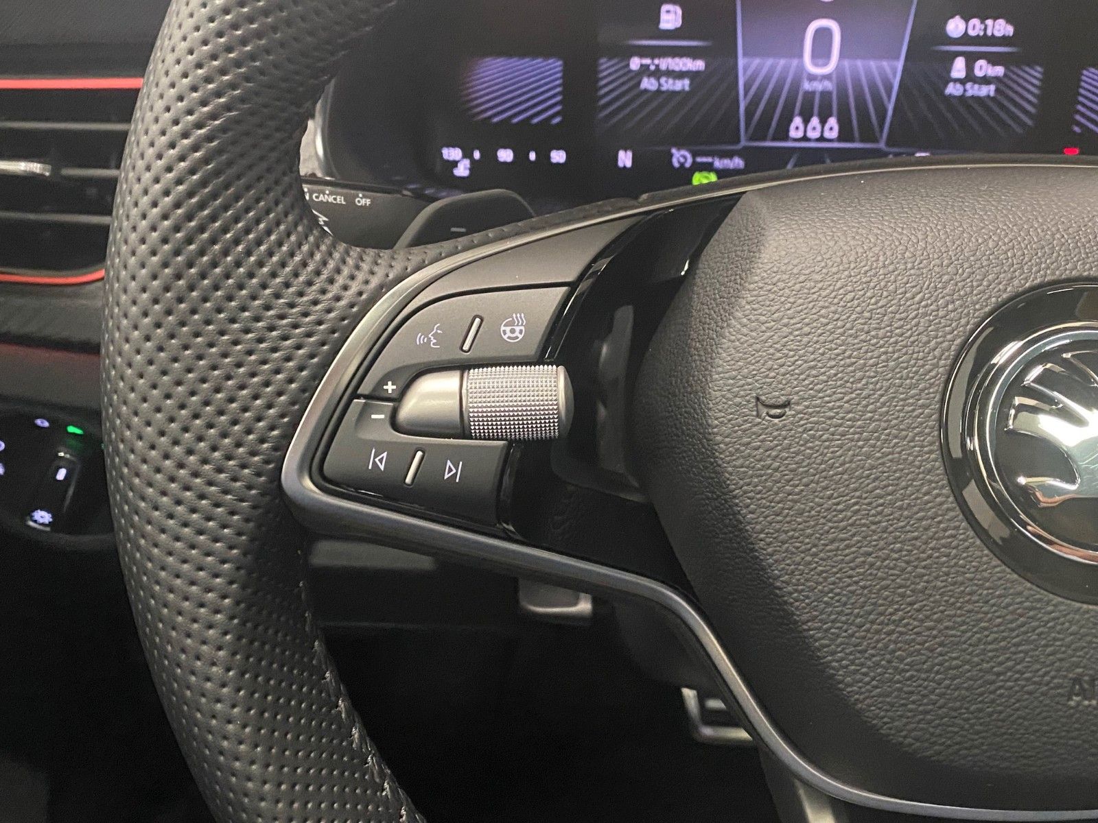 Fahrzeugabbildung SKODA Kamiq 1.0 TSI DSG Monte Carlo+MATRIX+PANORAMA+BC