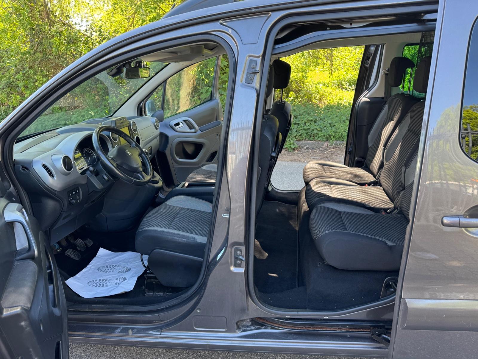 Peugeot Partner Tepee Allure 1HD/PEUGEOT SCHECKHEFT/NAVI