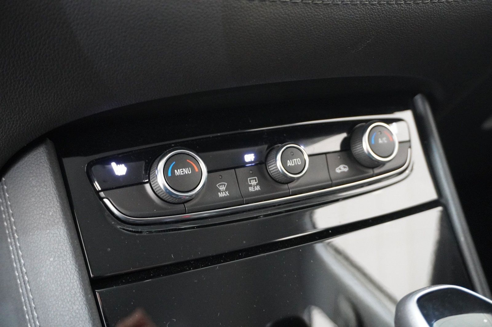 Fahrzeugabbildung Opel Grandland 1.5D ELEGANCE NAVI/LED/KAMERA/SPORT/SH