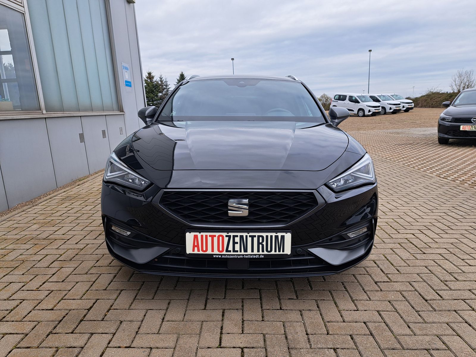 Fahrzeugabbildung SEAT Leon 1.5 eTSI FR DSG AHK LED KAMERA PARK-ASSIST