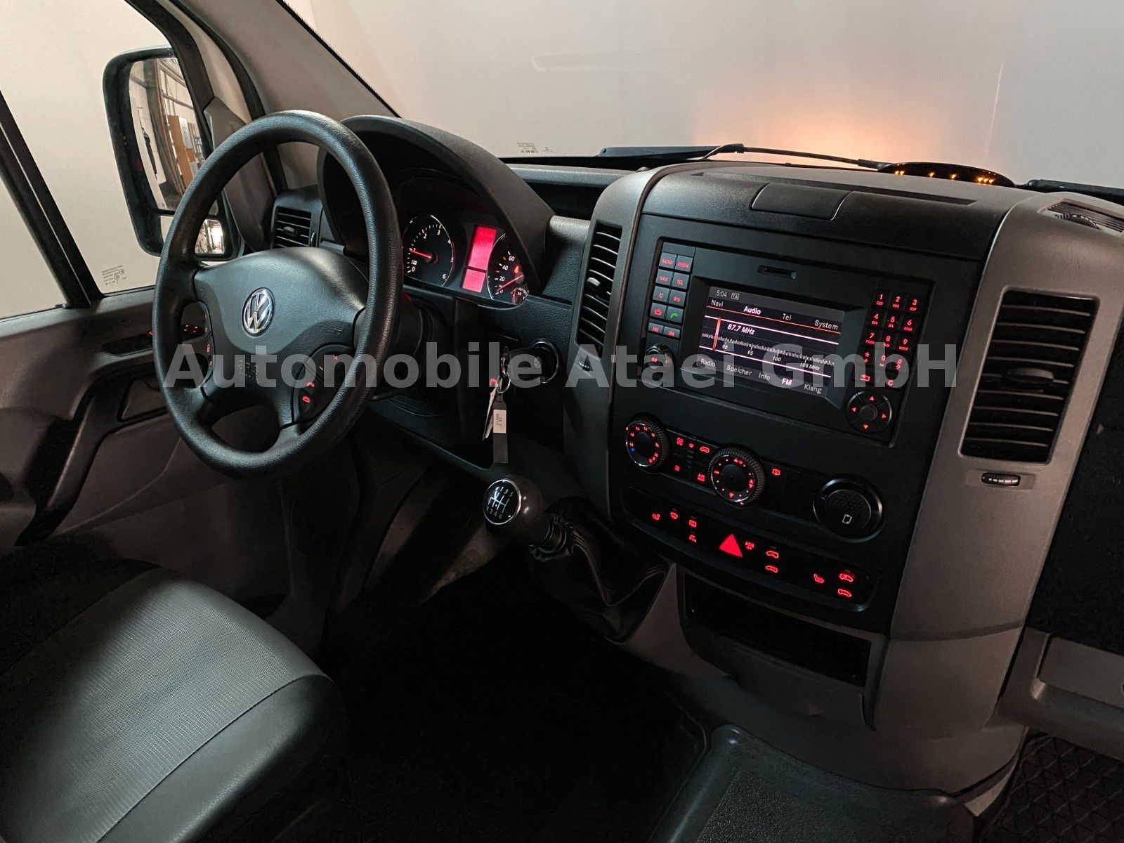 Fahrzeugabbildung Volkswagen Crafter Kombi 35 TDI 9-SITZE+STANDHZG+LEDER 0656