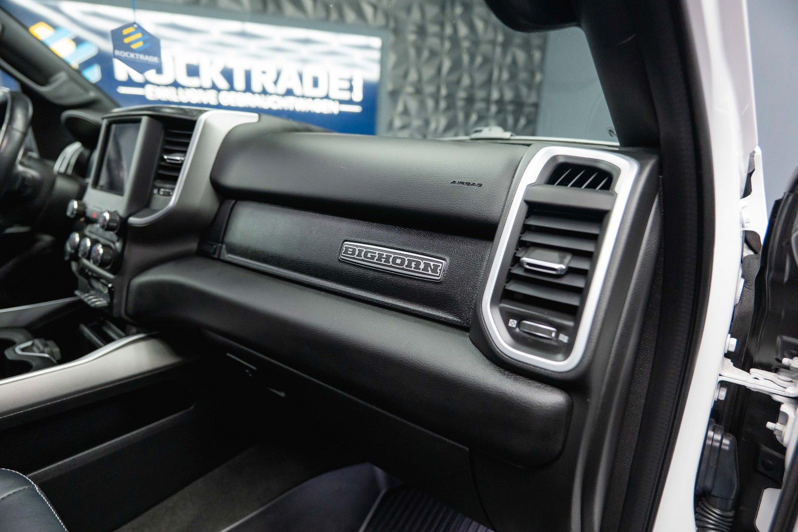 Fahrzeugabbildung Dodge RAM 5.7 V8 HEMI 4x4 OFFROAD Night-Paket *LED*