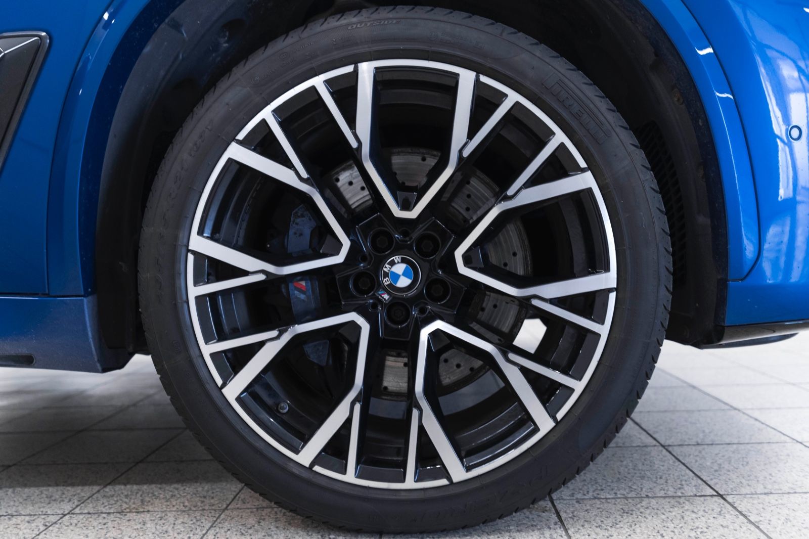 Fahrzeugabbildung BMW X5 M Competition B&W LASER HUD 360° PANO ACC