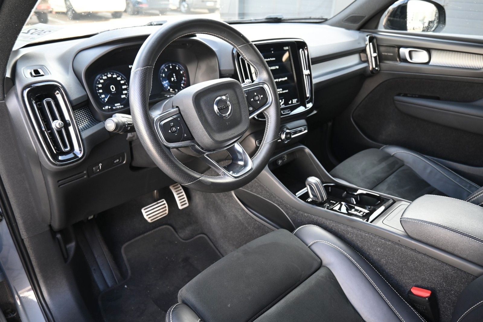 Fahrzeugabbildung Volvo XC40 T3 R-Design Geartronic*LED*H&K*ACC*NAV*CAM