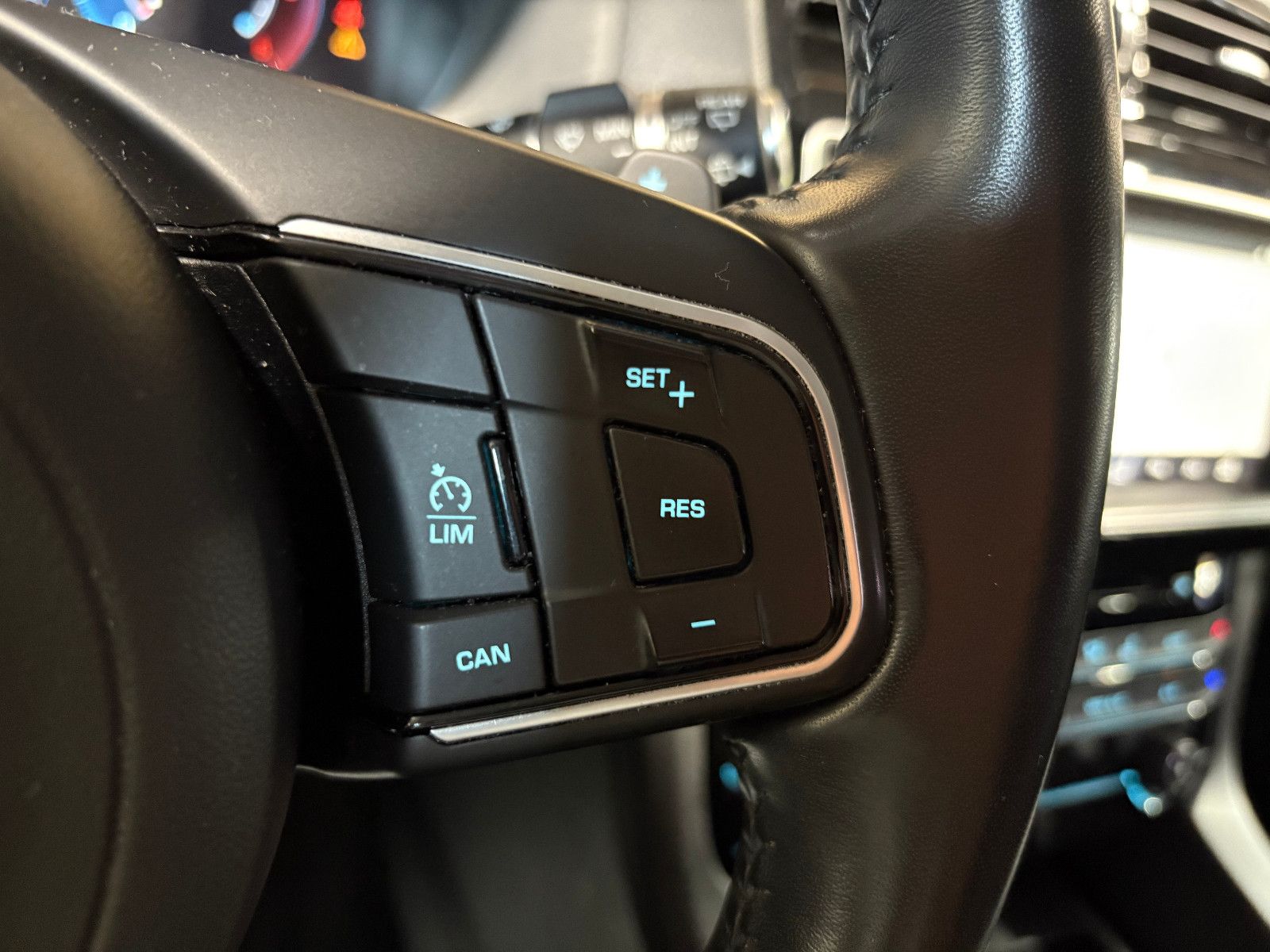 Fahrzeugabbildung Jaguar F-PACE Pure AWD/HEAD-UP/NAVI/PDC/SOUNDSYSTEM