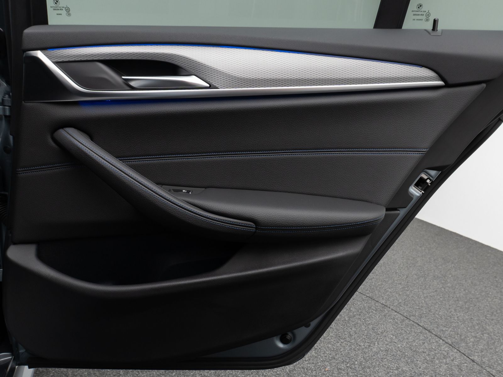 Fahrzeugabbildung BMW 530d xD M Sport Kamera HUD HiFi SoftCl Komfort