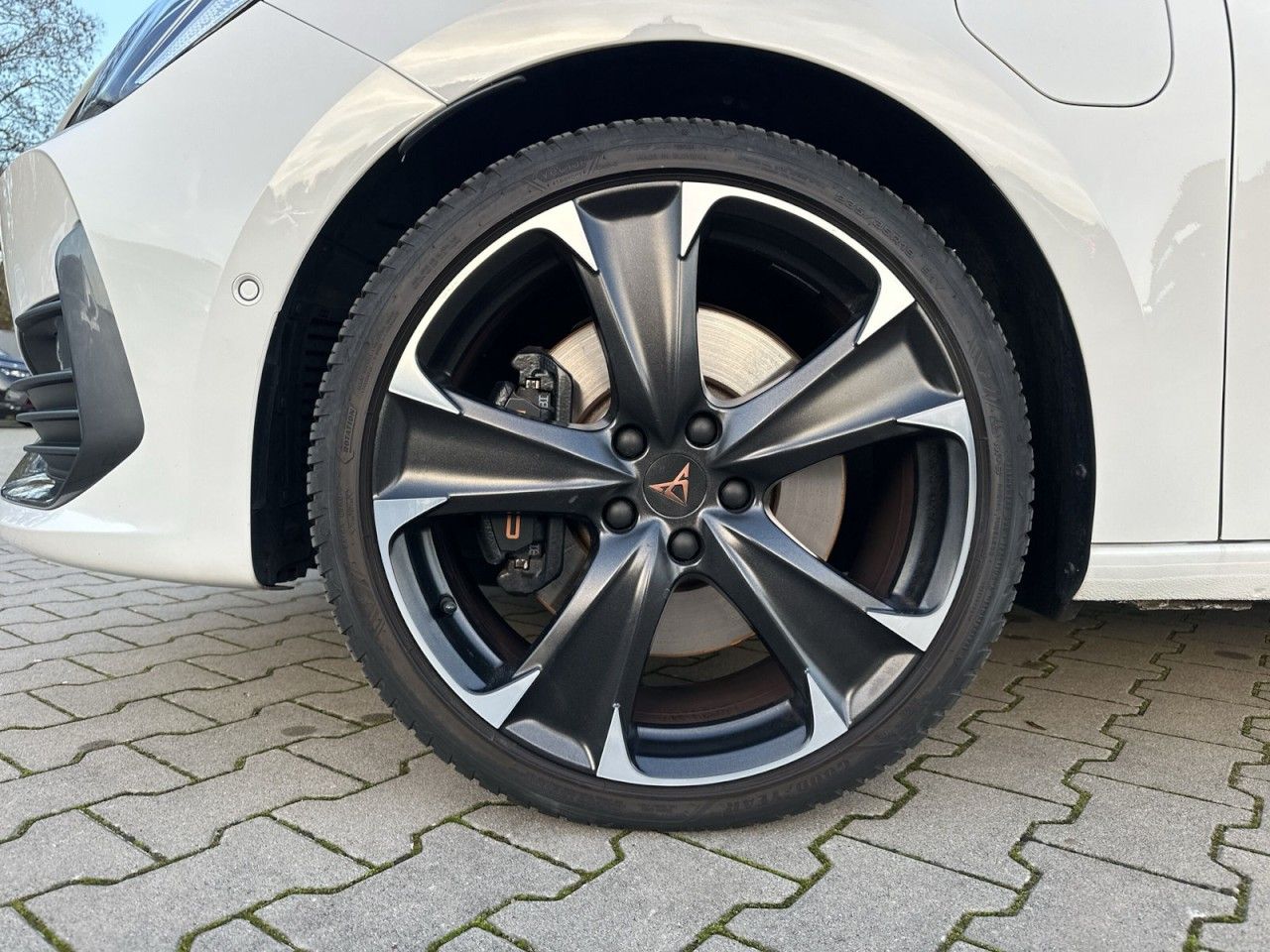 Fahrzeugabbildung CUPRA Leon VZ 1.4 e-Hybrid 245 PS DSG