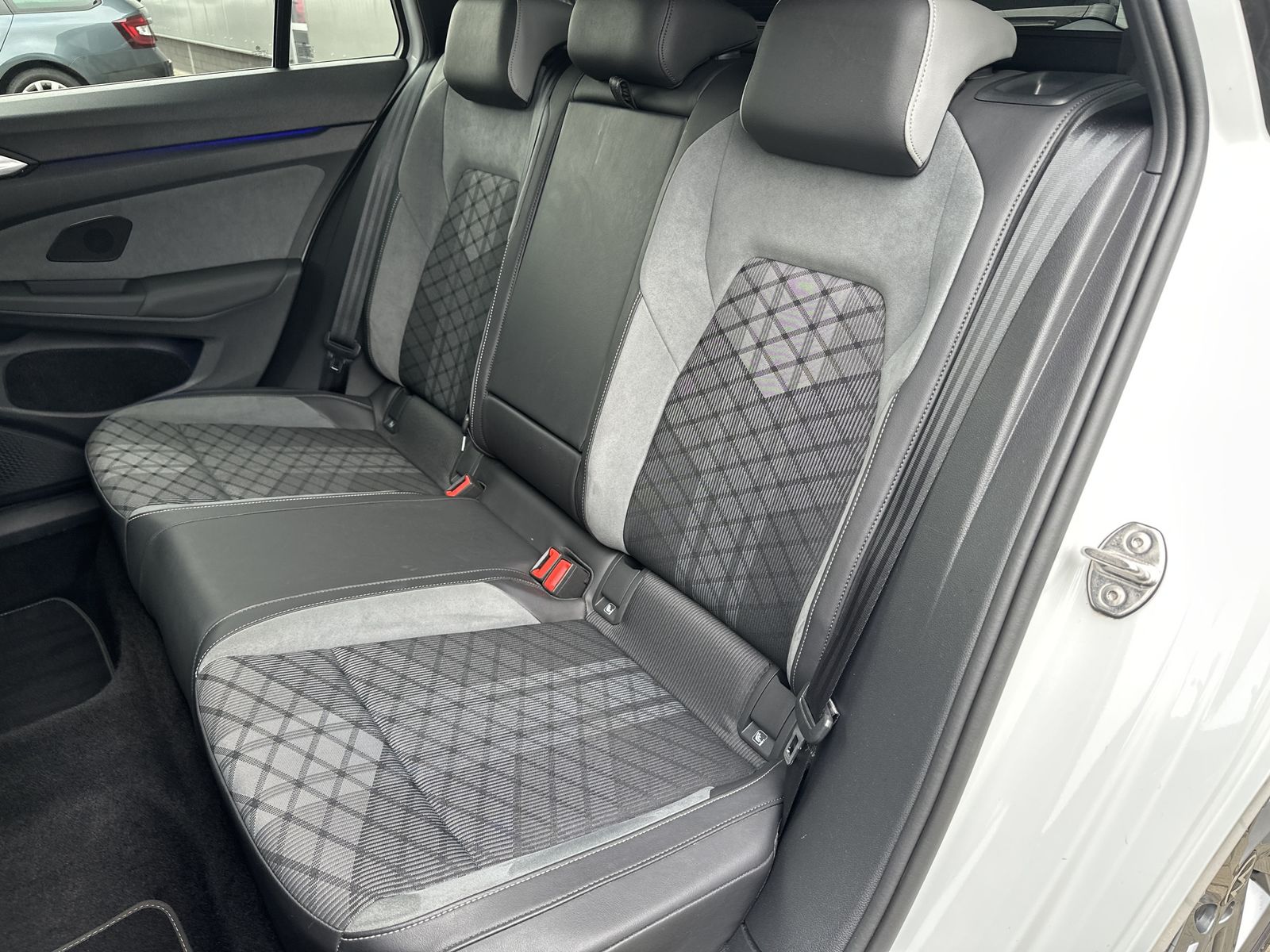 Fahrzeugabbildung Volkswagen Golf Variant 2.0 TDI DSG R-Line NAV+LED+H&K+ACC