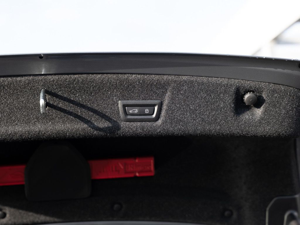 BMW 318i M-Sport FACEL. LED NAVI KAMERA SHZ PDC foto 12