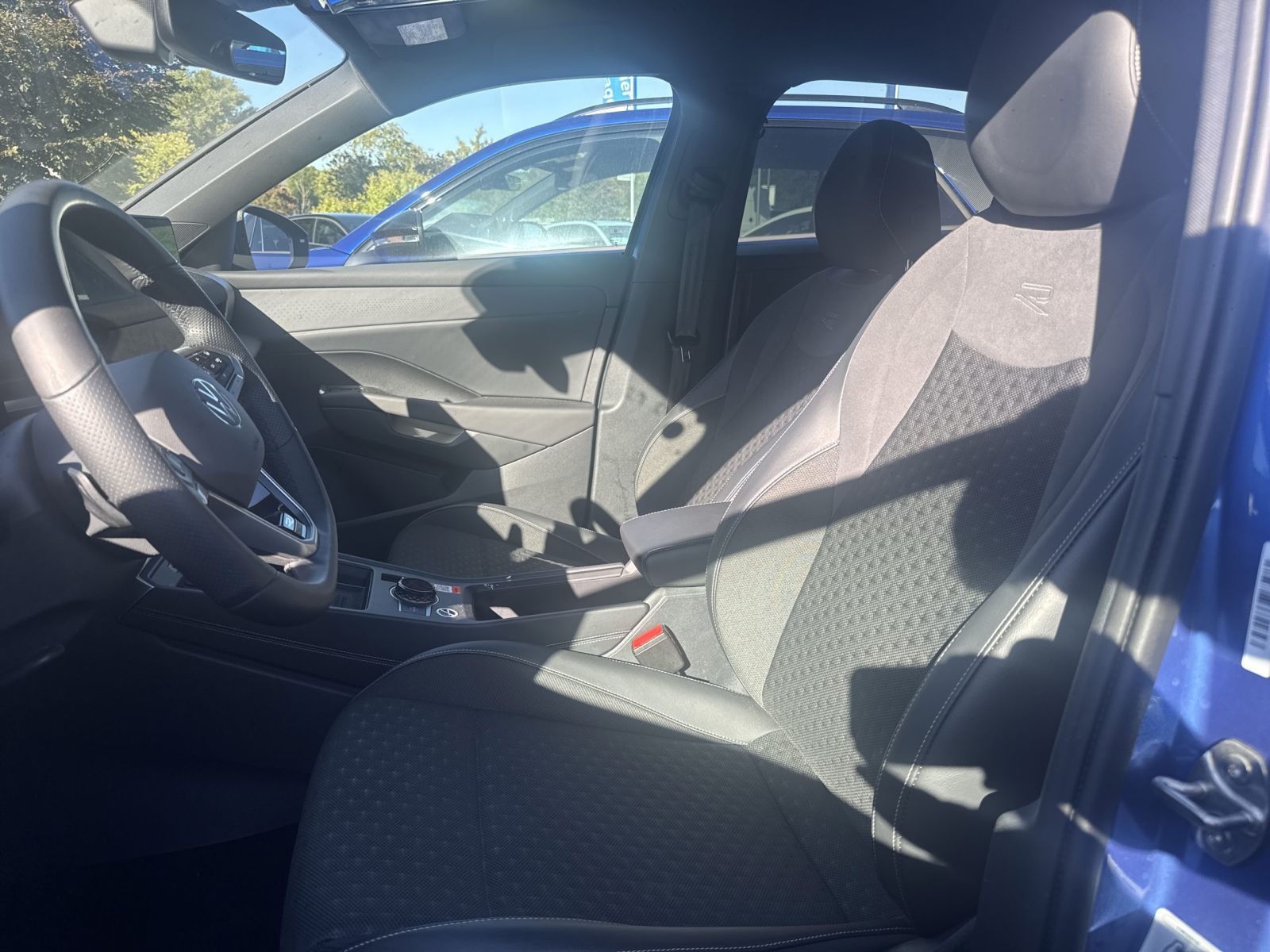 Volkswagen T-Roc R-Line 1.5 eTSI DSG SHZ NAVI Kamera Matrix foto 3