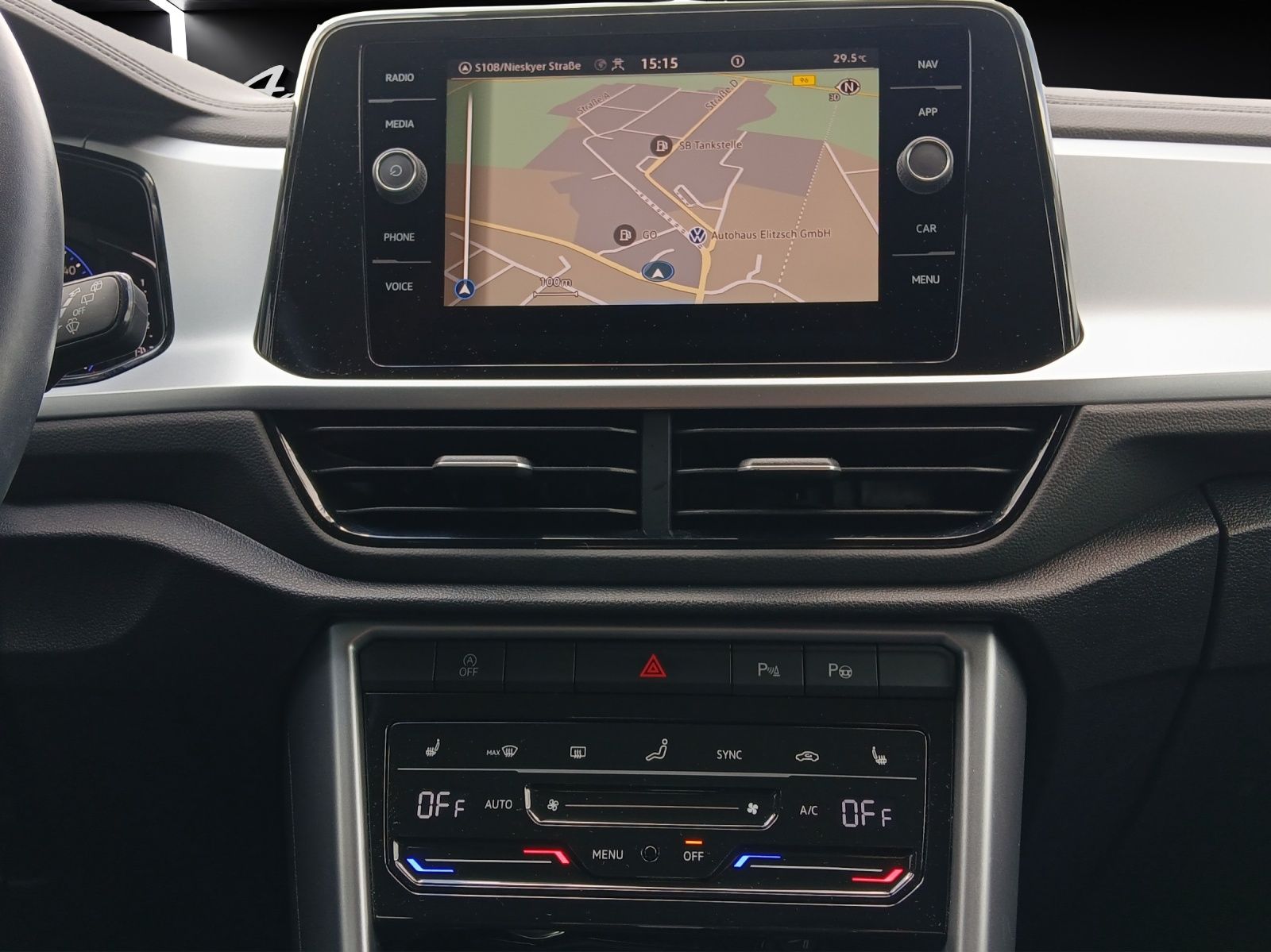 Fahrzeugabbildung Volkswagen T-Roc TSI Life DSG LED AHK Navi AID ACC RFK SH 1
