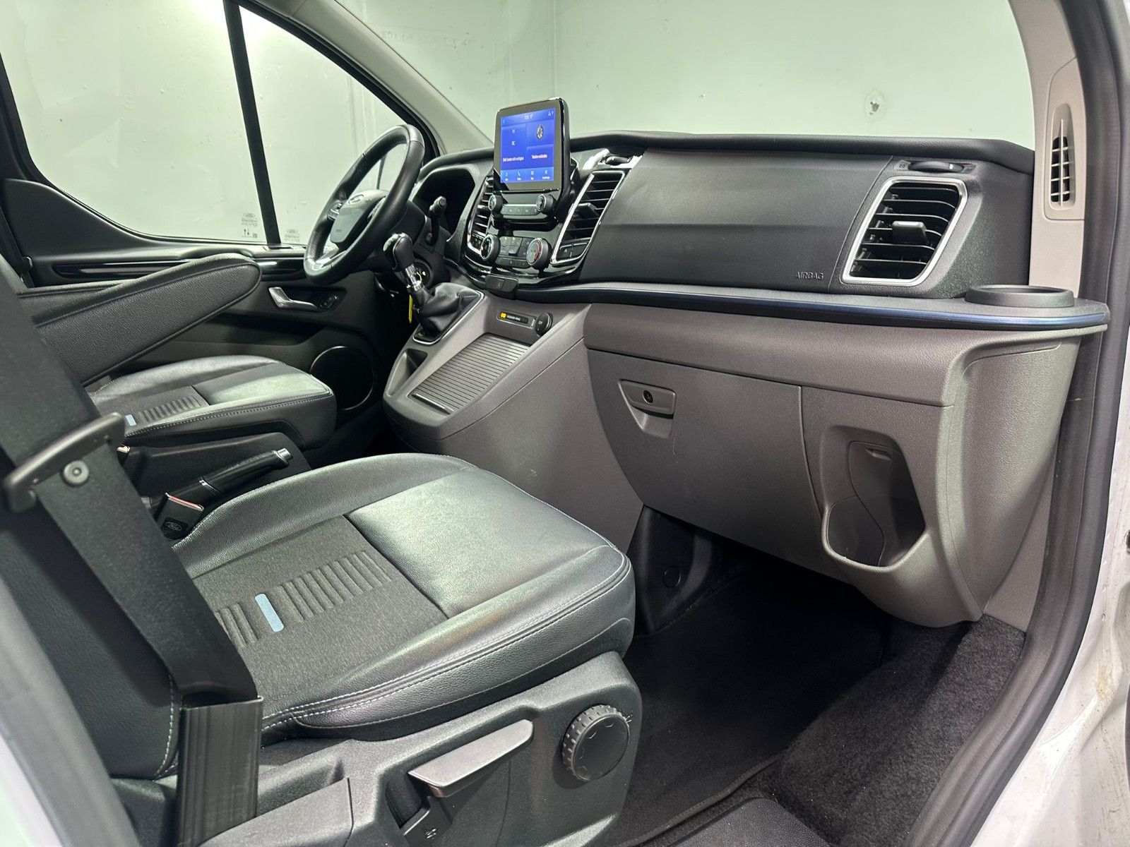 Fahrzeugabbildung Ford Tourneo Custom 320  L1H1 *AHK*ACTIVE*8-Sitzer*