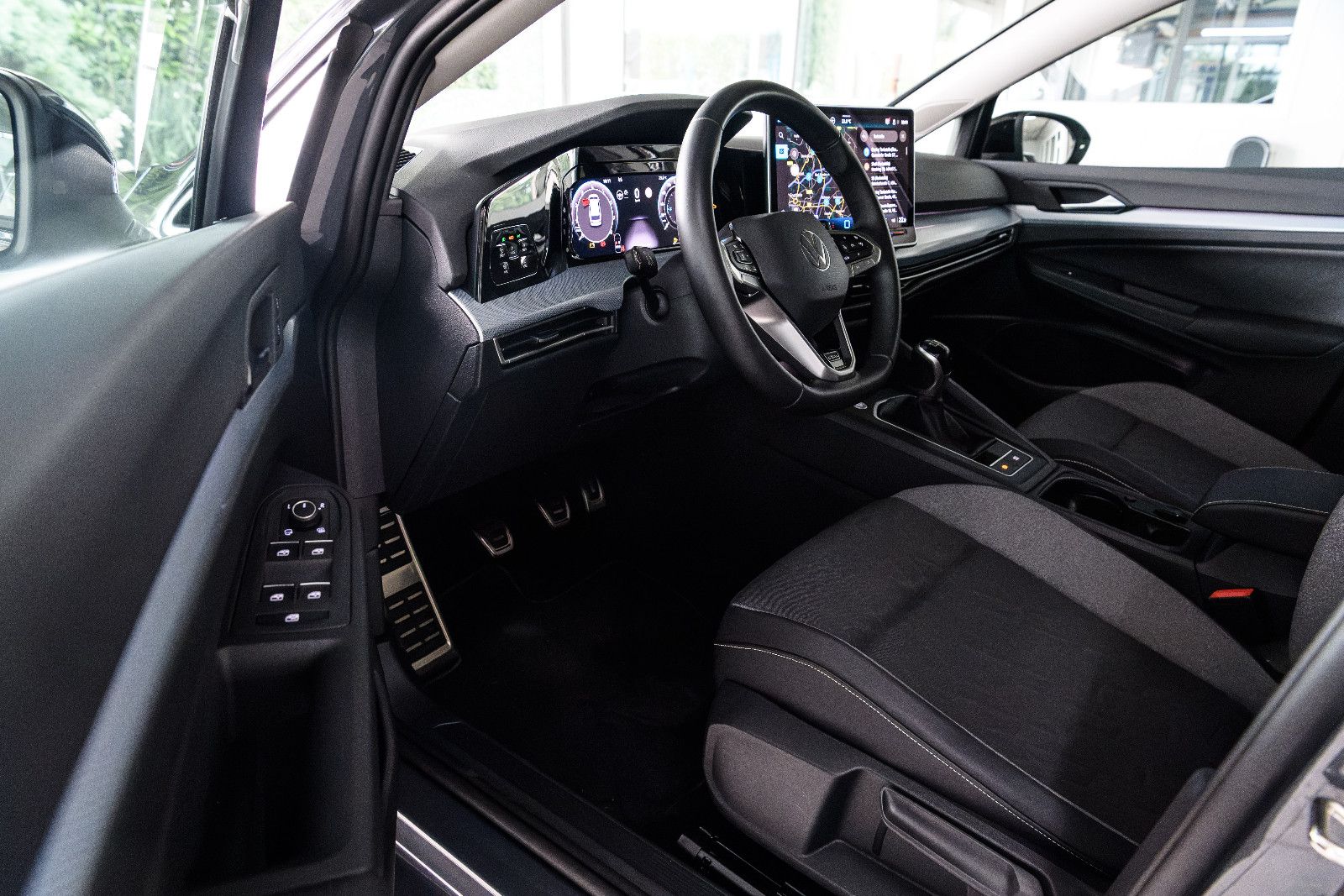 Fahrzeugabbildung Volkswagen Golf VIII Var. 1.5 TSI 110 kW+LED+AHK+GJR+TOTWIN