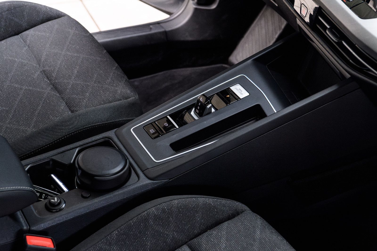 Fahrzeugabbildung Volkswagen Golf VIII Life +STHZ+LED+SHZ+NAVI+PANO+HEADUP